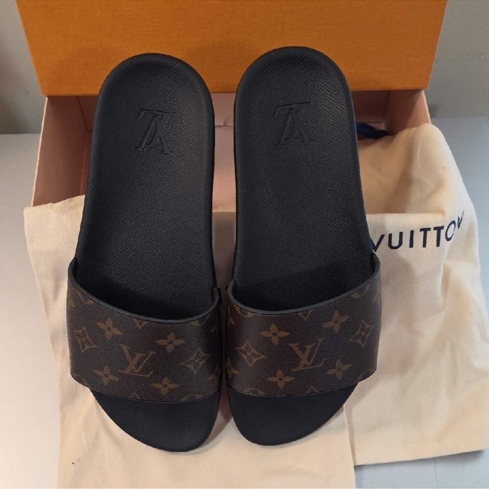 Louis Vuitton Monogram Sandals men’s 7 could fit women’s 8.5-9 wide - Picture 2 of 9
